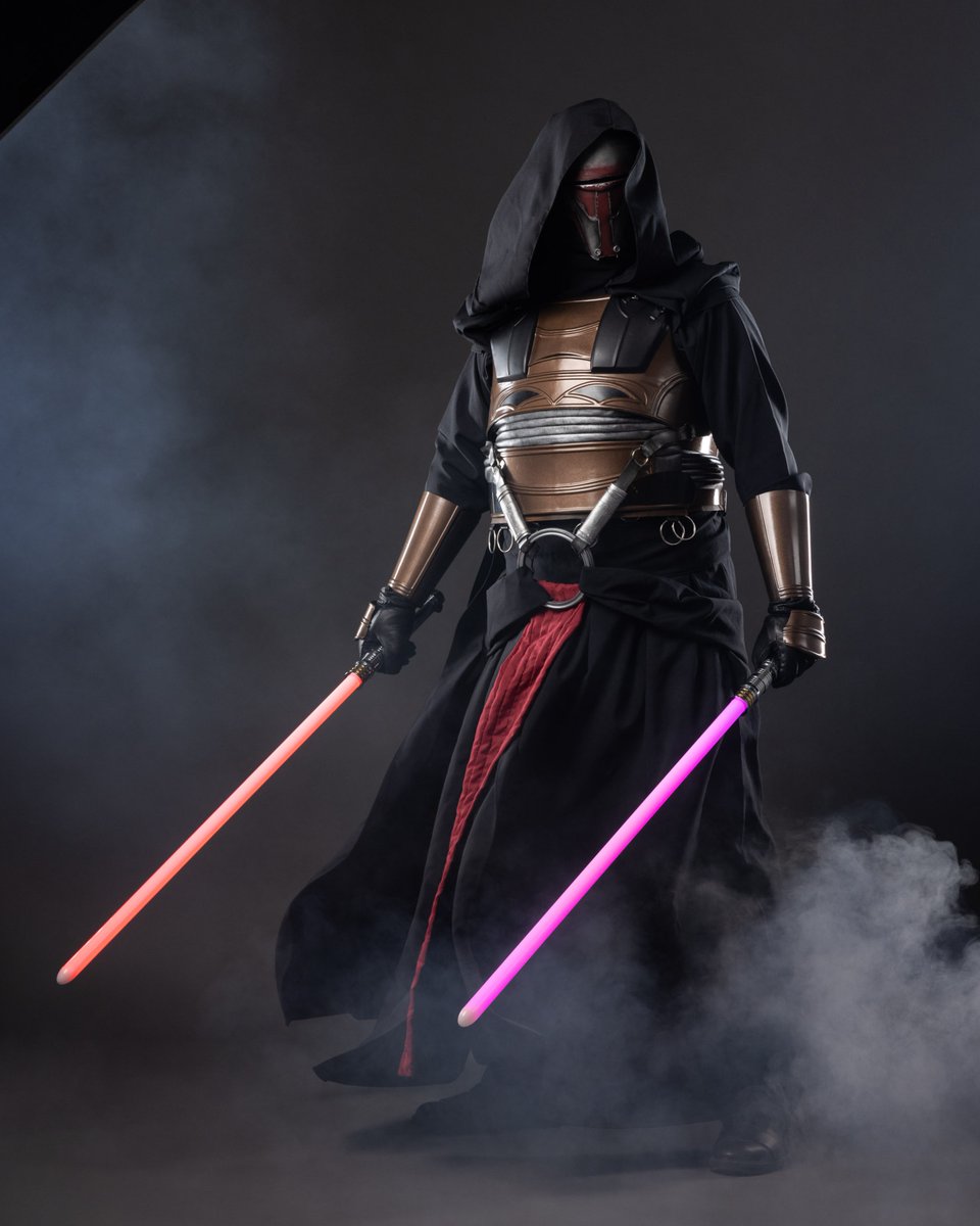 meierkamer_ch's tweet photo. Ein dunkler Sithlord alias @chriscross_cosplay war bei uns im Fotostudio. Mit unserer #Photoshop Magie versetzten wir ihn auf einen Planeten in einer entfernten Galaxie. #cosplayfotografie #fantasyfotografie #fotostudio https://t.co/OwwpxeiMvN