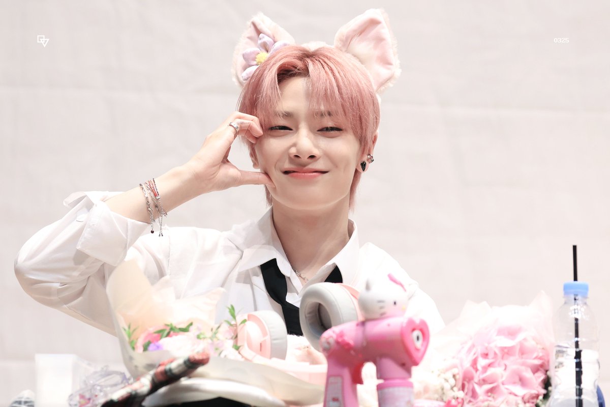 encounter0325's tweet photo. #아이엔의_스물셋도_안아줄게요
#CantStopFallingForIN
#HappyINDay 🦊💗 https://t.co/AjhgxkM7Ow