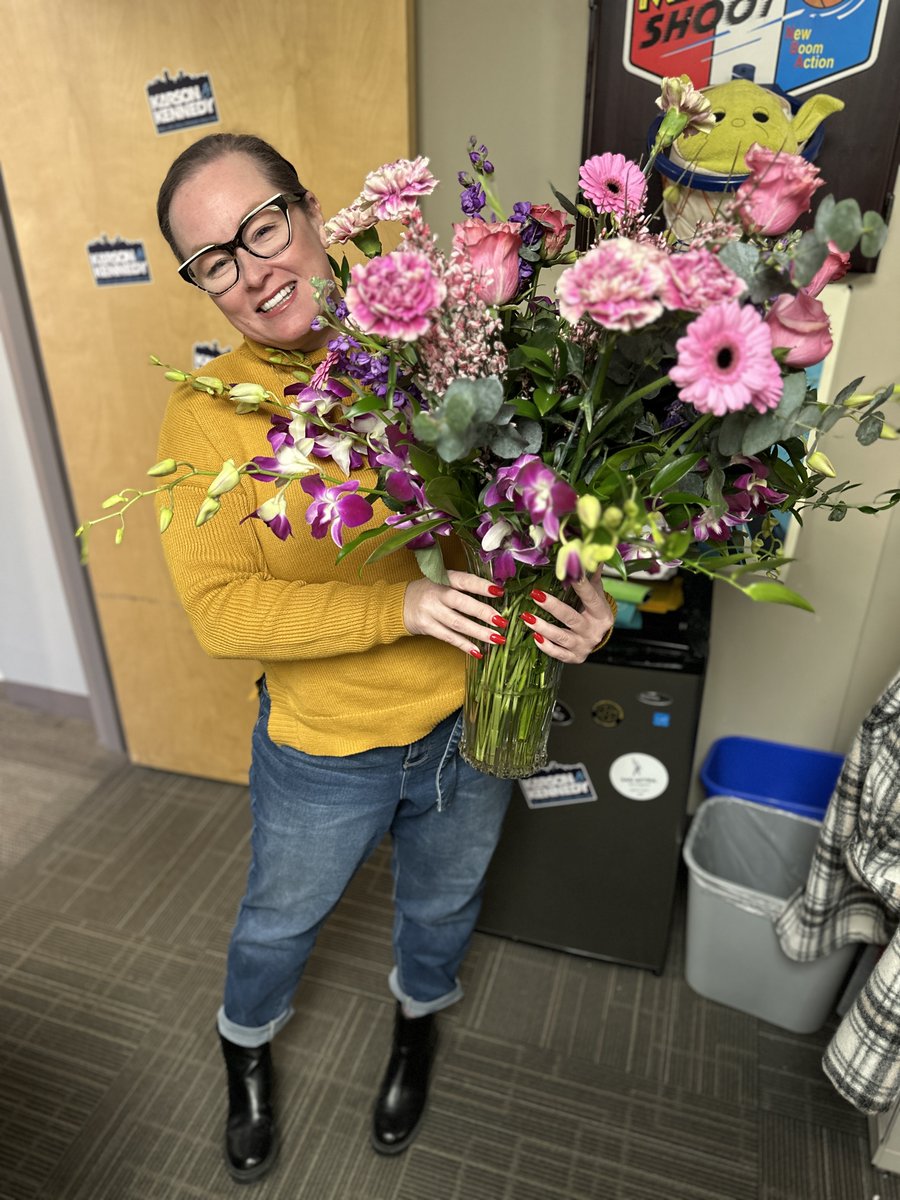 Thanks to our friends @shaws for bringing our morning maven @downtownkennedy an early Valentine's Day present: a beautiful bouquet of flowers! This is the part where you set a reminder in your phone to head to Shaws ahead of the big day to impress that special someone! 😉 #ad