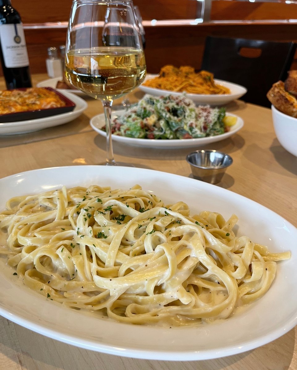 BostonPizzaWPG's tweet photo. Celebrate National Fettuccini Alfredo Day with us! 🥳
It also just happens to be Pasta Tuesday #MeantToBe
#bplocal #bostonpizza #PastaTuesday #NationalFttuciniAlfredoDay #Pasta https://t.co/6J1VdWXXwZ
