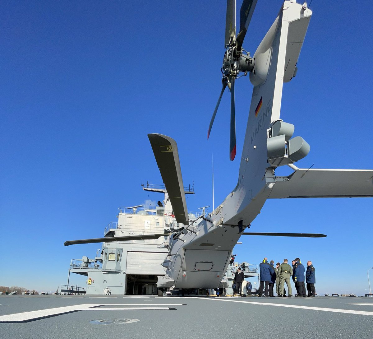 CdrDeuNavalAir's tweet photo. Im FEB voll fokussiert auf den  nächsten Meilenstein der Einsatzprüfung #NH90 #SeaLion. Erste Einschiffung auf unseren Einsatzgruppenversorgern. Heute erste Tests auf #EGV #Frankfurt morgen auf der #Bonn.
Hatte ich schon erwähnt, dass #Marineflieger #megacool sind? #wirsindMarine https://t.co/DCGI6u7dSv