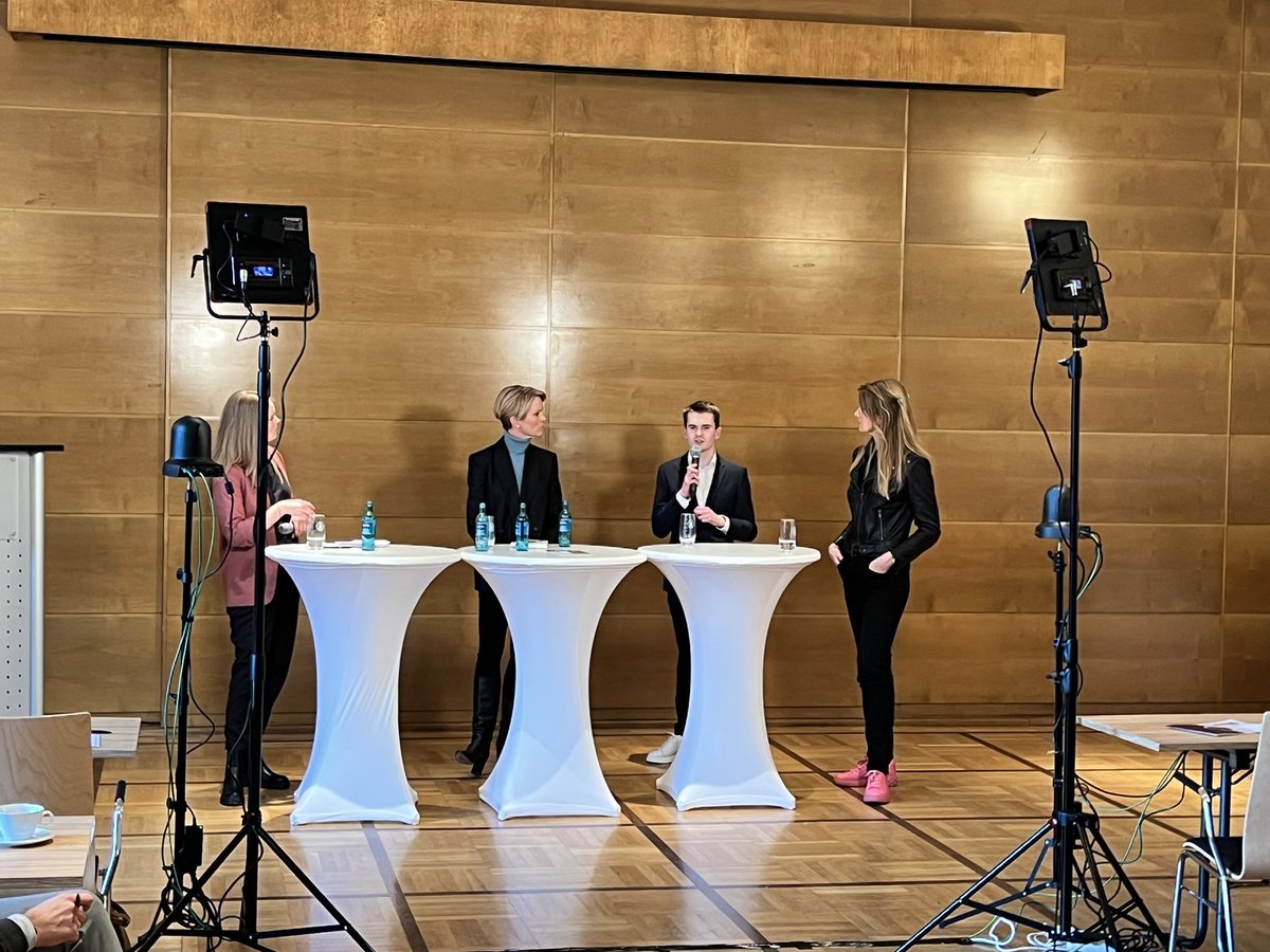 cybermobbingh's tweet photo. Es muss deutlich mehr getan werden, um professionelle Präventionsarbeit an Schulen konsequent möglich zu machen. Dazu gehört auch die finanzielle Ausstattung, sind sich Stephanie zu Guttenberg und Lukas Pohland, Gründer von @Cybermobbing_eV sicher.#sid2023 https://t.co/0l7783STEi