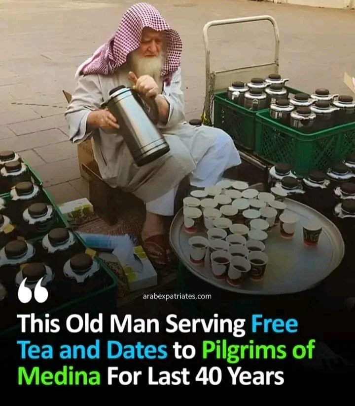 Hammad533776's tweet photo. He is Sheikh Ismail, an elderly Syrian who has been living in Madina for last 40 years, giving out tea, coffee and dates to pilgrims for free. 

#SubhanAllah🥀🤍 https://t.co/eOZgHBCcOC