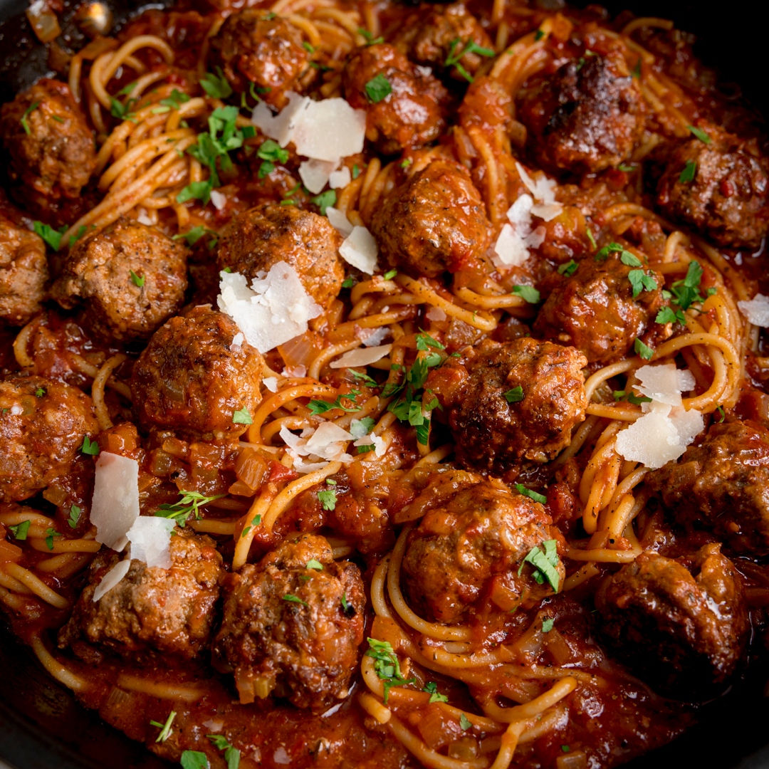 Spaghetti and #Meatballs all made in #onepan. 
The meatballs are juicy with a light crust, and the spaghetti absorbs so much flavour whilst it cooks in the tomato ragu. 
This is a winning dinner with minimal washing up! 😋
⁠kitchensanctuary.com/one-pan-spaghe…
#familydinner