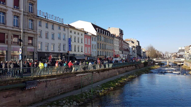 FakirVosges's tweet photo. Superbe manifestation ce jour à Épinal ! 
Et succès retentissant pour le T’Chio Fakir sur les retraites, des centaines distribués (réclamés 😉 en une demie heure !)
Cc @AvecRuffin @Fakir_ @Francois_Ruffin @FakirVosges  

Photos ; Emmanuelle Quentin https://t.co/yDXWNywVRi