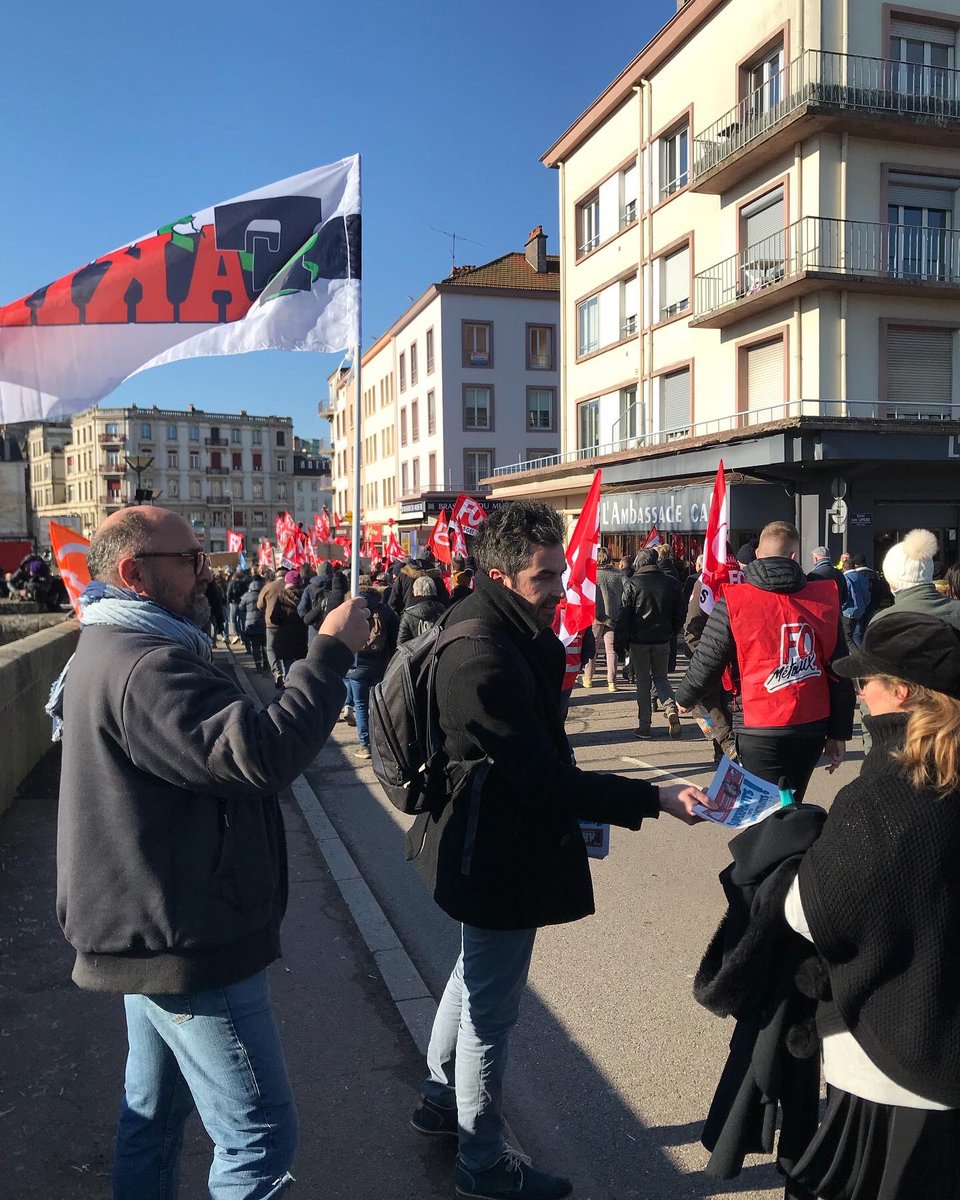 FakirVosges's tweet photo. Superbe manifestation ce jour à Épinal ! 
Et succès retentissant pour le T’Chio Fakir sur les retraites, des centaines distribués (réclamés 😉 en une demie heure !)
Cc @AvecRuffin @Fakir_ @Francois_Ruffin @FakirVosges  

Photos ; Emmanuelle Quentin https://t.co/yDXWNywVRi