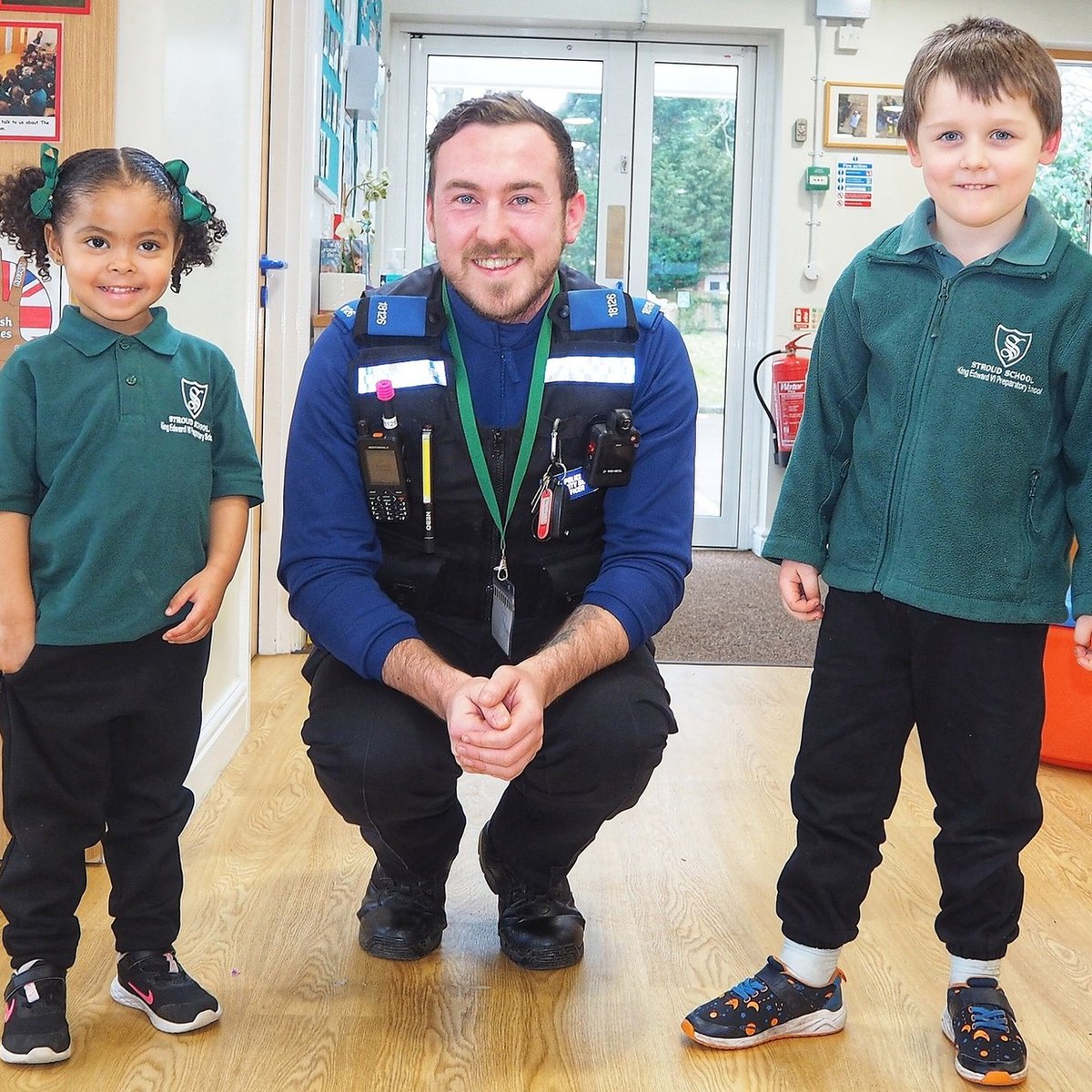 KESPreparatory's tweet photo. There was great excitement in Early Years as the children welcomed our Police Community Support Officer, PCSO Connor. They asked great questions and learnt about the role of a PCSO in the community. Thank you for coming to visit us!

#StroudEY #StroudCommunity #HampshireSchools https://t.co/HfaFCmD4HU