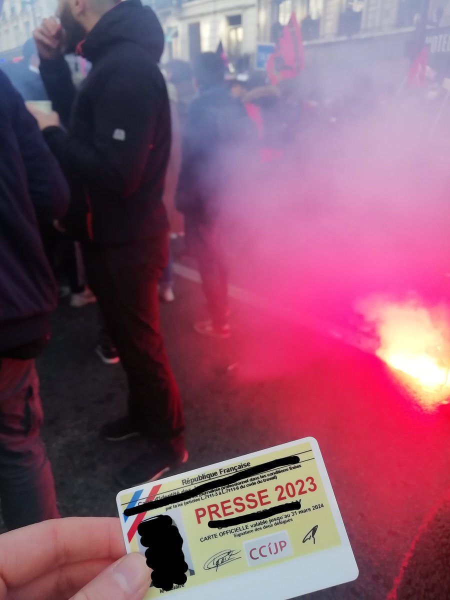 Le traditionnel tweet de première carte de presse, mais depuis la manif contre les retraites ! Fière et ravie !