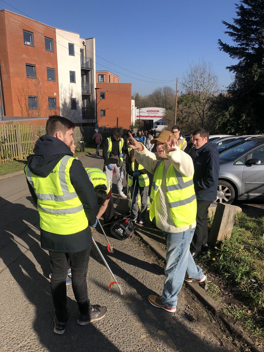 UniOfSurreyCPE's tweet photo. Thankyou to our amazing student and staff volunteers who got stuck into litter and overgrown hedges in Walnut Tree Close #Guildford today. Thanks to @GuildfordBC who supported us as well. #community #litter #volunteering https://t.co/3LdNd3M6GX