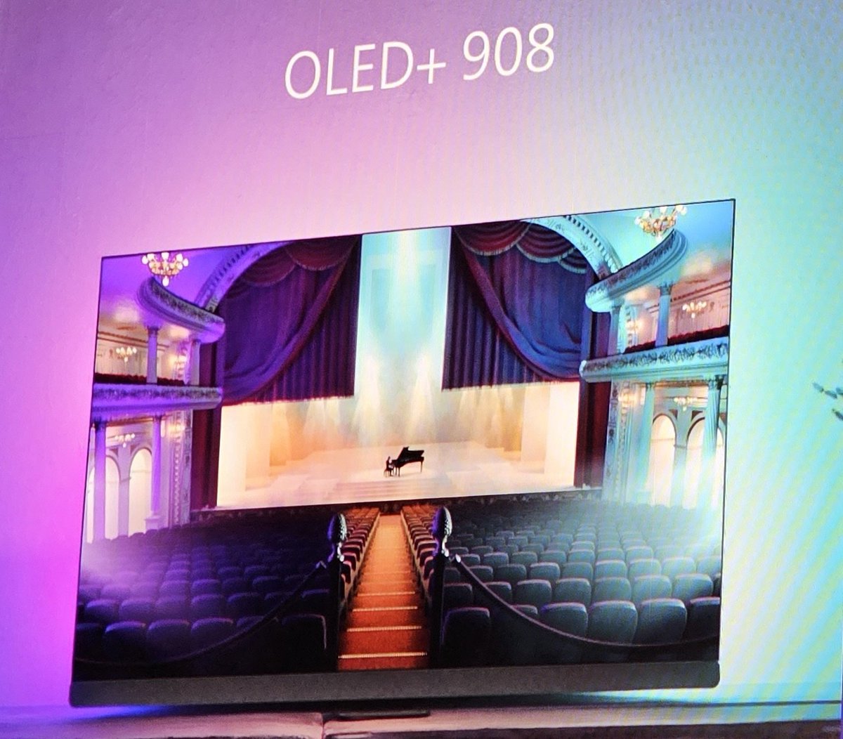 SylvainPichot's tweet photo. Nouvelle série de #TV #Philips OLED+907 avec technologie META pour un pic de luminosité annoncé de 2100 cd/m2 😱 avec soc P5 de 7e génération #OLED907 et système audio @BowersWilkins 3.1 de 80 watts en 55, 65 et 77" dispo à partir de l'automne 2023 @TPVision #OLED907 https://t.co/NQgRPd1Pp6
