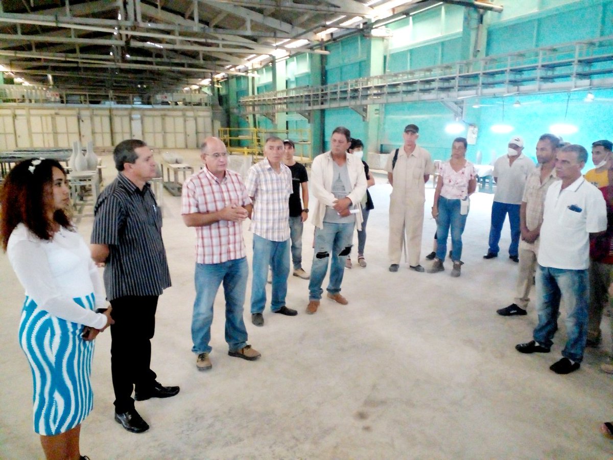 RadioHolguin's tweet photo. Prosiguen los recorridos e intercambios de los candidatos a #Diputados al #ParlamentoCubano por el municipio de #Holguín.

#HolguínSí #MejorEsPosible #JuntarYVencer #CubaViveYTrabaja 

@ampp_hg @HolguinGobierno https://t.co/h2zfDwzJZk