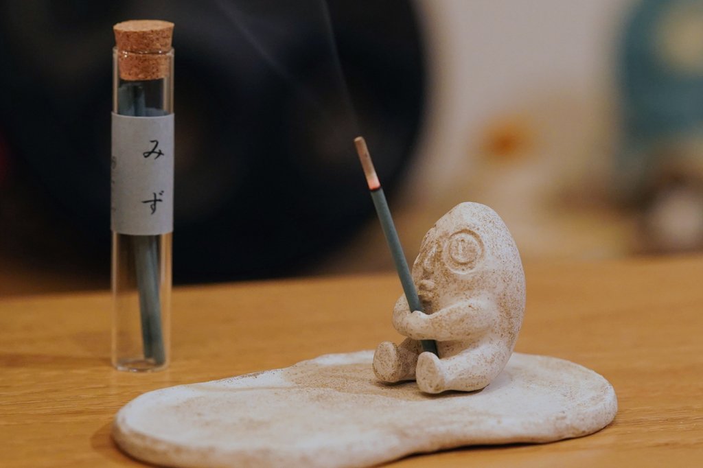 chabos_qn's tweet image. ダイソーのオーブン粘土でチャンチョのお香立て作ったよ〜🎇
お皿はピーナッツくん型🥜💕
う〜ん、𝘾𝙃𝙄𝙇𝙇…
#オシャレになりたいピーナッツくん