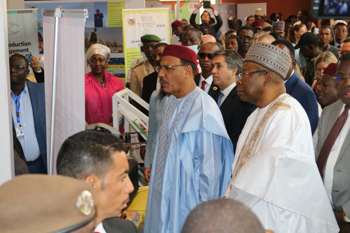 dueniger's tweet photo. 🇪🇺🇳🇪Visite des stands de la mission #TeamEurope  et rencontre avec les entreprises européennes engagées dans les secteurs prioritaires du #Niger.
#TeamEurope #GlobalGateway #BusinessForum  #UENiger #InvestirAuNiger https://t.co/KRyXL7kAAF