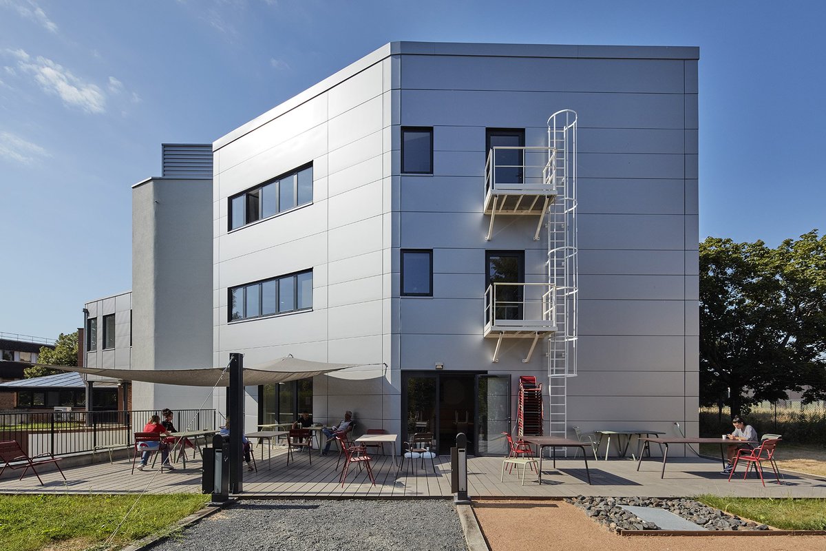 LA4plus's tweet photo. Extension d'un bâtiment tertiaire en site occupé, réalisé en R+2 avec d'importantes contraintes : exiguïté du terrain, s/sol, rampes à adapter, et liaison avec le R+1 via une passerelle suspendue, pour atteindre les fonctionnalités souhaités et un confort accru pour les équipes. https://t.co/AiWLpo8N5L