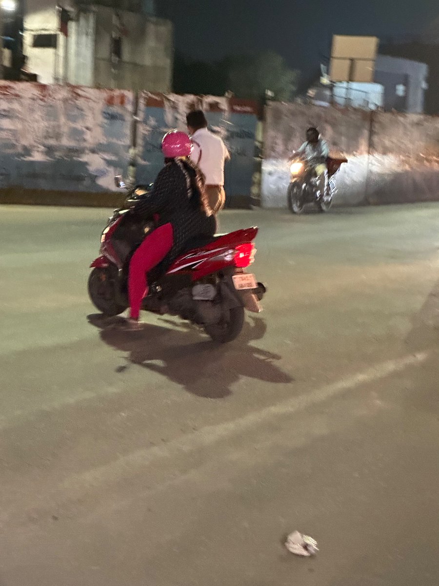 Swetha27V's tweet photo. The new police escort for wrong route @ChennaiTraffic @chennaipolice_ @cctpolice #porur #Chennai #chennaipolice https://t.co/Vi9eMeSDQv