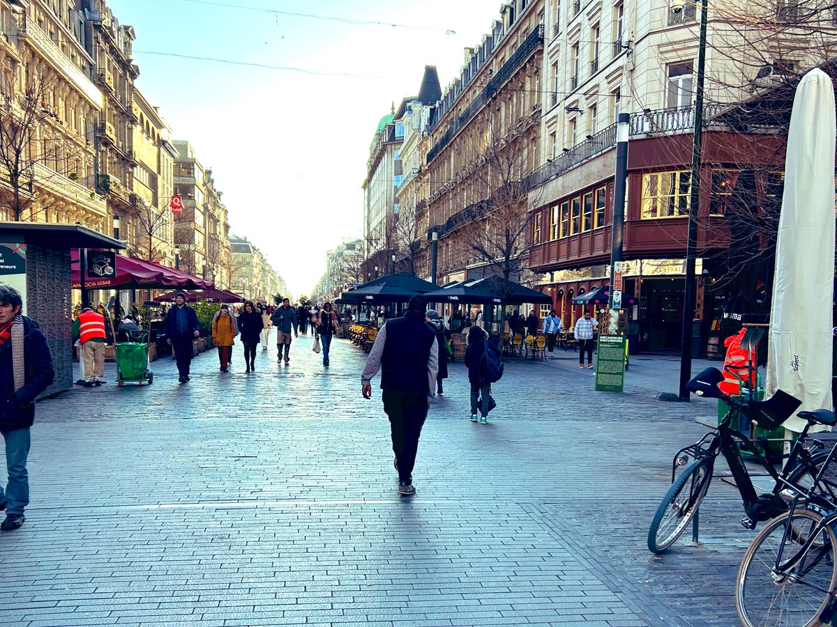 DefournyFran's tweet image. Aujourd’hui, un piétonnier propre comme jamais.🌳✨🚶🏻✨🚶🏻‍♀️✨🌳
👉 2 gars en orange font toute la différence. Merci à eux! 🙏🏻 #Bruxelles