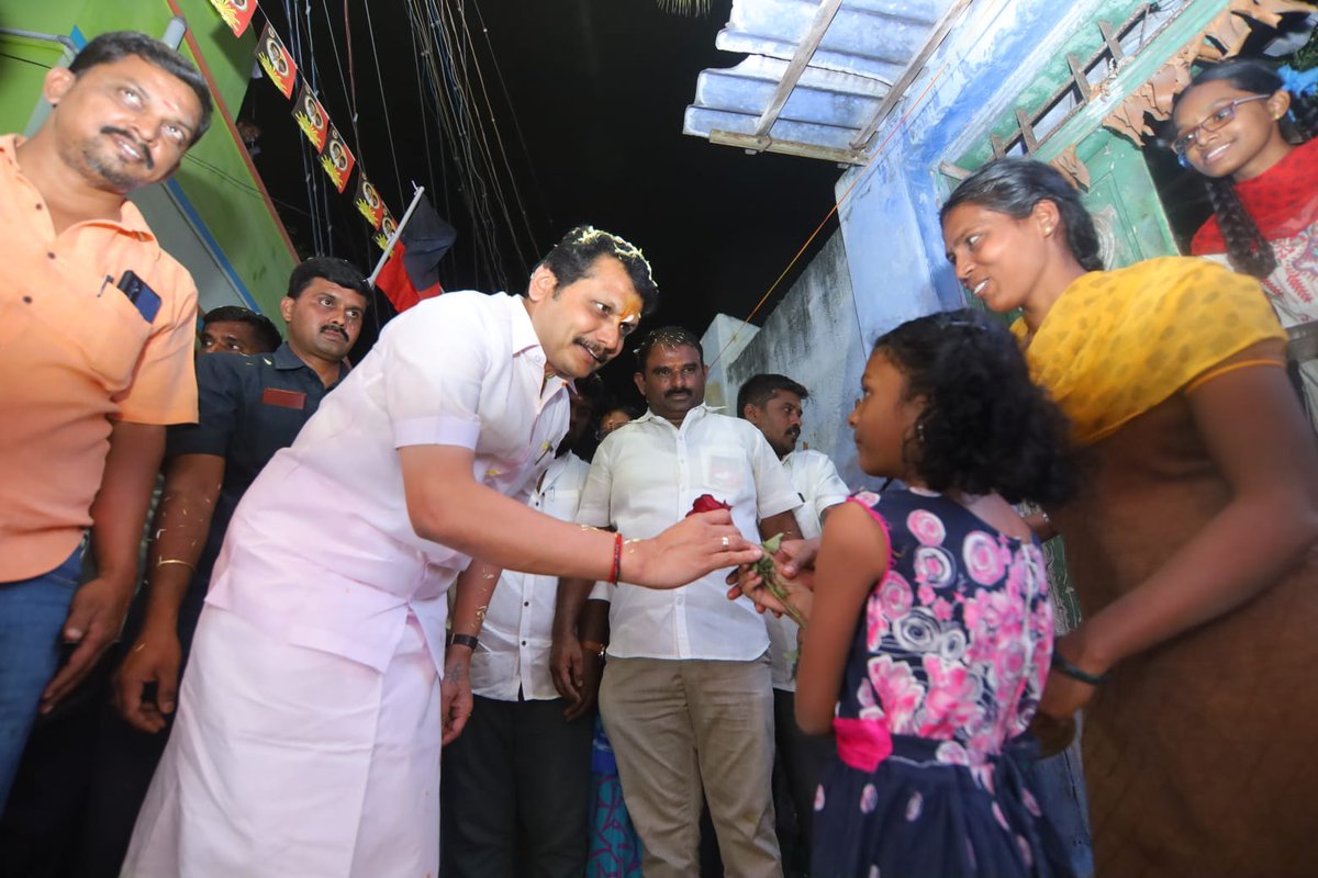 V_Senthilbalaji's tweet photo. மாண்புமிகு தமிழ்நாடு முதலமைச்சர் தளபதி @mkstalin அவர்களின் சமுகநீதி காத்திடும் ஆட்சியின் சாதனைகளை கூறி, ஈரோடு கிழக்கு சட்டமன்ற தொகுதி வேட்பாளர் அண்ணன் திரு. E.V.K.S இளங்கோவன் அவர்களை ஆதரித்து, வீரப்பன்சத்திரம் 23வார்டு அண்ணா தெருவில் பிரச்சாரம் மேற்கொண்ட போது.. https://t.co/SuwJCNntqs
