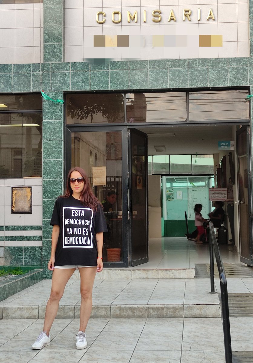 melisiana's tweet photo. ESTA DEMOCRACIA YA NO ES DEMOCRACIA.
Si nos quieren callar, hasta nuestra ropa gritará 
Polos a la venta. Se agradece RT https://t.co/xtLSIPihCY