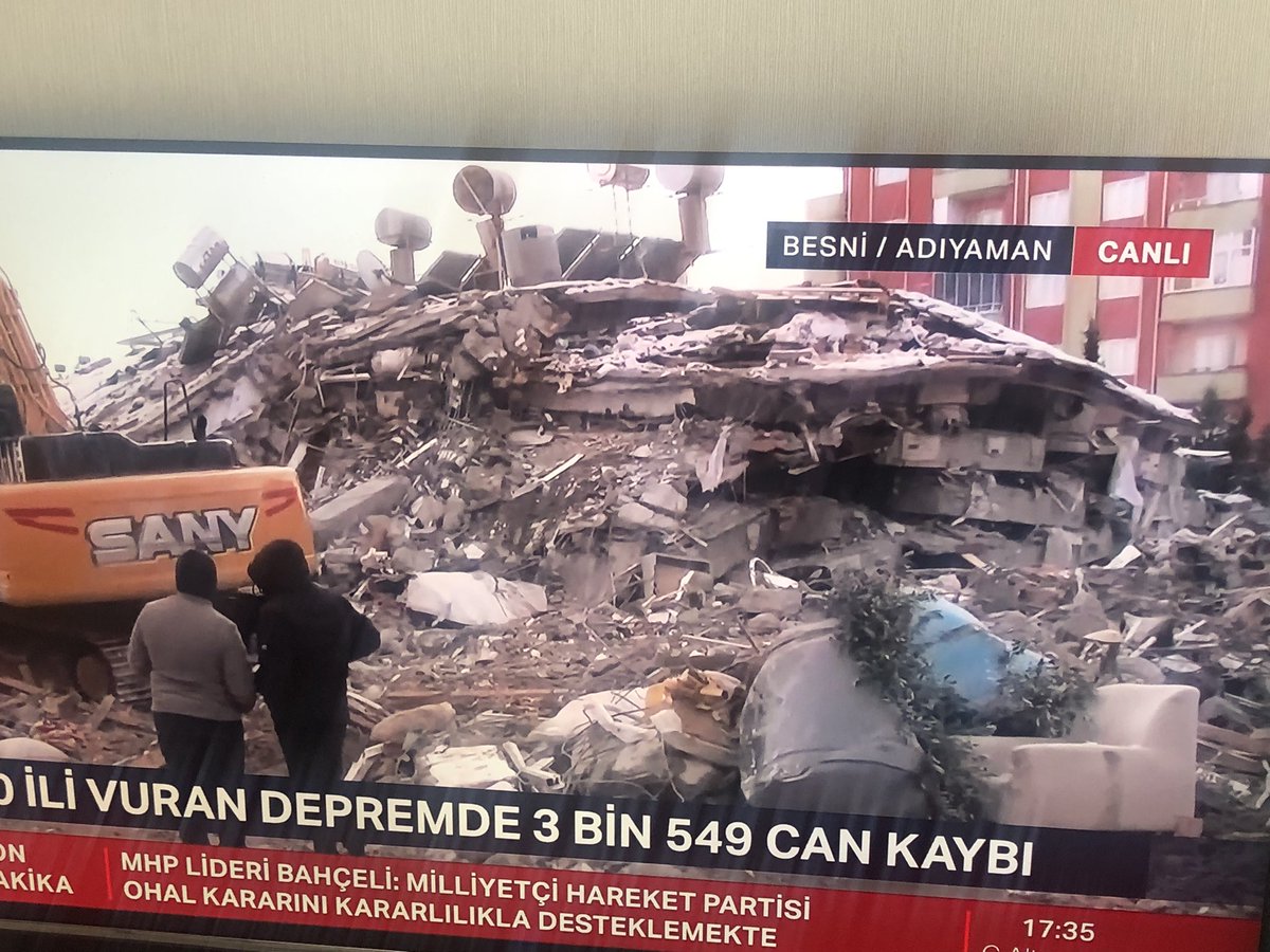 Adıyaman Besni ilçesinde kurtarma ekiplerine acil ihtiyaç var.Enkazda insanlarımız var,insanların çadır,erzak ve battaniye gibi ihtiyaçları var.yardımlarınızı lütfen biran evvel yetiştirin.<a href="/AFADBaskanlik/">AFAD</a> <a href="/suleymansoylu/">Süleyman Soylu</a>  <a href="/haluklevent/">Haluk Levent ( Ahbap Ekibi )</a> <a href="/ahbap/">Ahbap</a> <a href="/oguzksalici/">Oğuz Kaan Salıcı</a> <a href="/Kaleagasi/">Bahadır Kaleağası</a> <a href="/AhmetAYDIN_02/">Ahmet AYDIN</a>
