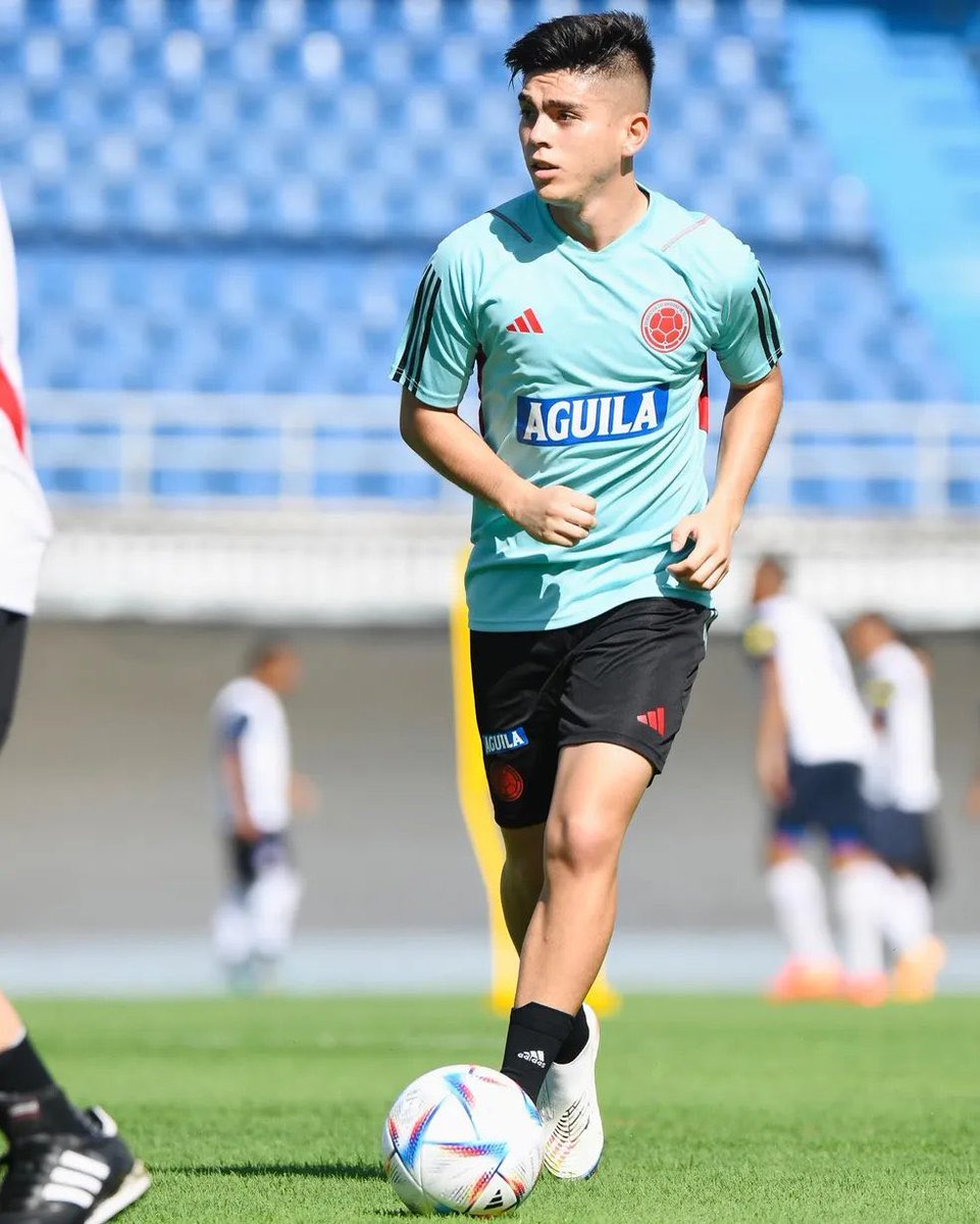 🚨Ⓜ️ Daniel Ruiz no hizo parte de la práctica de Millonarios esta mañana y ayer se despidió de sus compañeros. 

Millonarios espera soportes bancarios y respuesta positiva a las condiciones que planteó a Santos sobre formas de pago para firmar documentación.