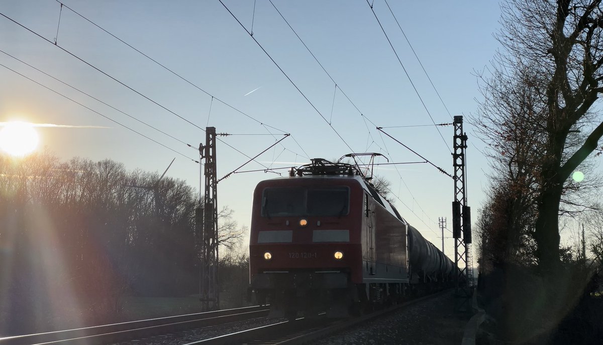 CompanyTammy's tweet photo. Leider komplett gegen die Sonne 🌞 aber ich wollte euch die 120 120-1 trotzdem gerne zeigen 🫵 https://t.co/9nRaBmZzYA