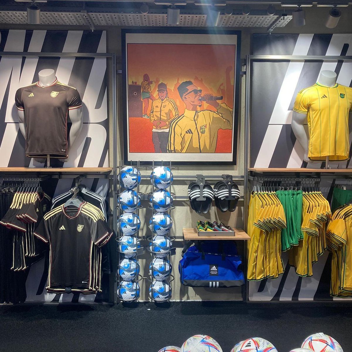 jff_football's tweet photo. 😍 Adidas Flagship Store in London 😍
.
#AdidasFootball #JFF_Football https://t.co/olts0L5H2s
