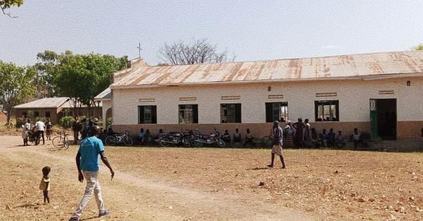 Empower_1's tweet photo. The church is a refuge! ⛪️ 

There is currently fighting happening in Kajo Keji and it appears people are taking refuge at first baptist KK.

Let’s pray God will continue to glorify himself through fighting and tragedy. https://t.co/ktjZK9SYMN