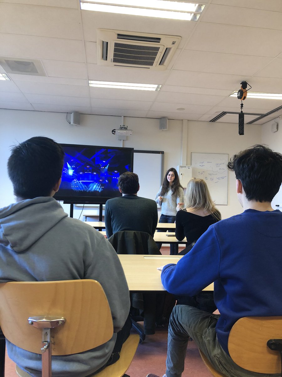 SuzanneTalens's tweet image. Vandaag heb ik met plezier gastles gegeven op het Mediacollege in Amsterdam!

Erg leuk om mijn enthousiasme met deze studenten te delen! En te vertellen over mijn werk als VJ en motion graphic designer 😃 #gastles #kennisdelen #motiongraphicdesign #vj