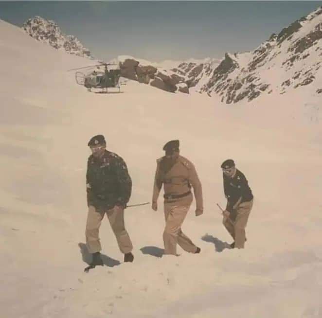 BrigAshfaqHasan's tweet photo. *This is the historic picture,when Gen Perviaz Musharaf visited Pak troops deep inside Indian territory (11 Kms) during Kargil operation. The only Army Chief, who enjoyed this singular honour. He would always be remembered for his courage. A brave and proud leader. https://t.co/ETFgeJ8I5i