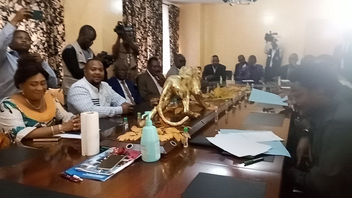 michaelbakemba3's tweet photo. #RDC: Une délégation de la DYPRO conduite par son Président @ConstantMutamba  échange en ce moment sur les questions d'actualité avec le Pdt du CNSA @NkoyJoseph @suzybadje https://t.co/6eROcgoZYN
