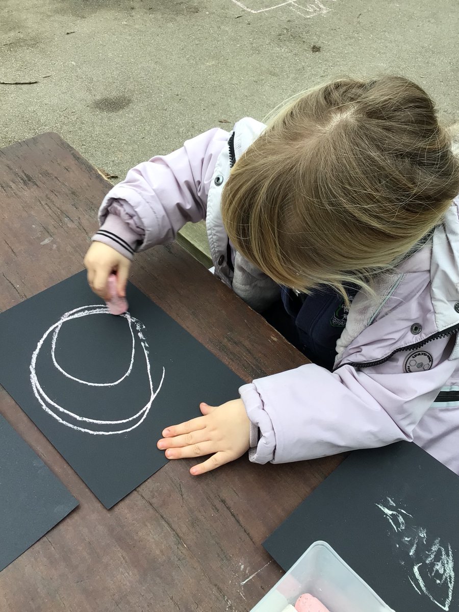 Nursery_GV's tweet image. This morning we are busy using swirly writing patterns to create snail shell pictures! 🐌🐚
#EYFS #writingpatterns #snailandthewhale #ead #eli #powersinaction