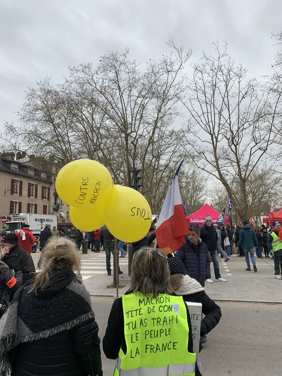 davidvidal64's tweet photo. Encore beaucoup de monde ce matin à #Pau pour dire non à la clique à Macron #Retraites #greve7fevrier #BloquonsMacron  #NonALaReformeDesRetraites 
#MacronDestitution #MacronLaHonte #frexit https://t.co/Pe2Zjg3HVn