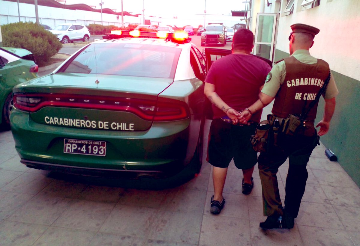 CarabValparaiso's tweet photo. #Quintero: Carabineros de la Subcomisaría detienen a un sujeto por robo por sorpresa, luego que la víctima alertara al personal policial. El aprehendido, con antecedentes penales, fue puesto a disposición de la Justicia.
#OrdenyPatria https://t.co/N8vslBAAqP