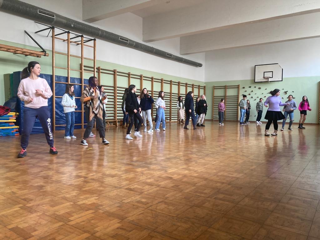 Alumnado y profesorado bailando en nuestros recreos activos. Gracias a las alumnas de 4ESO Maitina, Sheila y Henar, y a la profesora de EF Naira por la iniciativa. Seguimos con mucho ritmo el próximo martes #recreosactivos #iesvillajunco