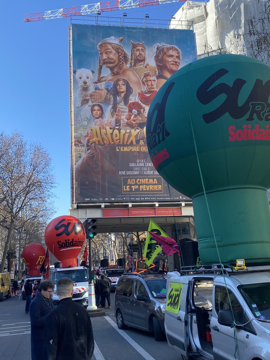 KarimAzzouz29's tweet photo. 🤓🤓 #AsterixEtObelixLEmpireDuMilieu #Greve7Fevrier https://t.co/OPF177WCCk