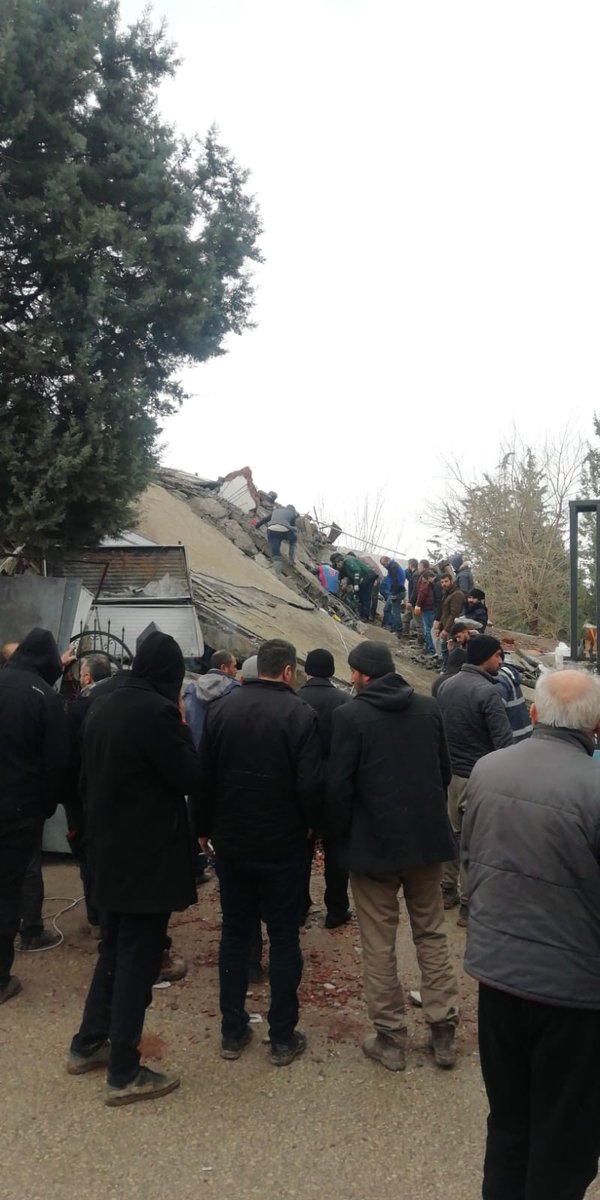 tilonorrinco__'s tweet photo. Bu görüntüler #adıyaman merkezden. Hala enkazlara ulaşan ekip yok. İnsanlar kendi imkanlarıyla enkazlardan yakınlarını çıkarıyorlar. Adıyaman'a ekip gönderin
#Turkey #hatayyardimbekliyor #sondakikadeprem #seferberlik #TurkeyEarthquake @avtutdere @yildirimbehcet @KurtissDonalddd https://t.co/tpQUUQsoIN