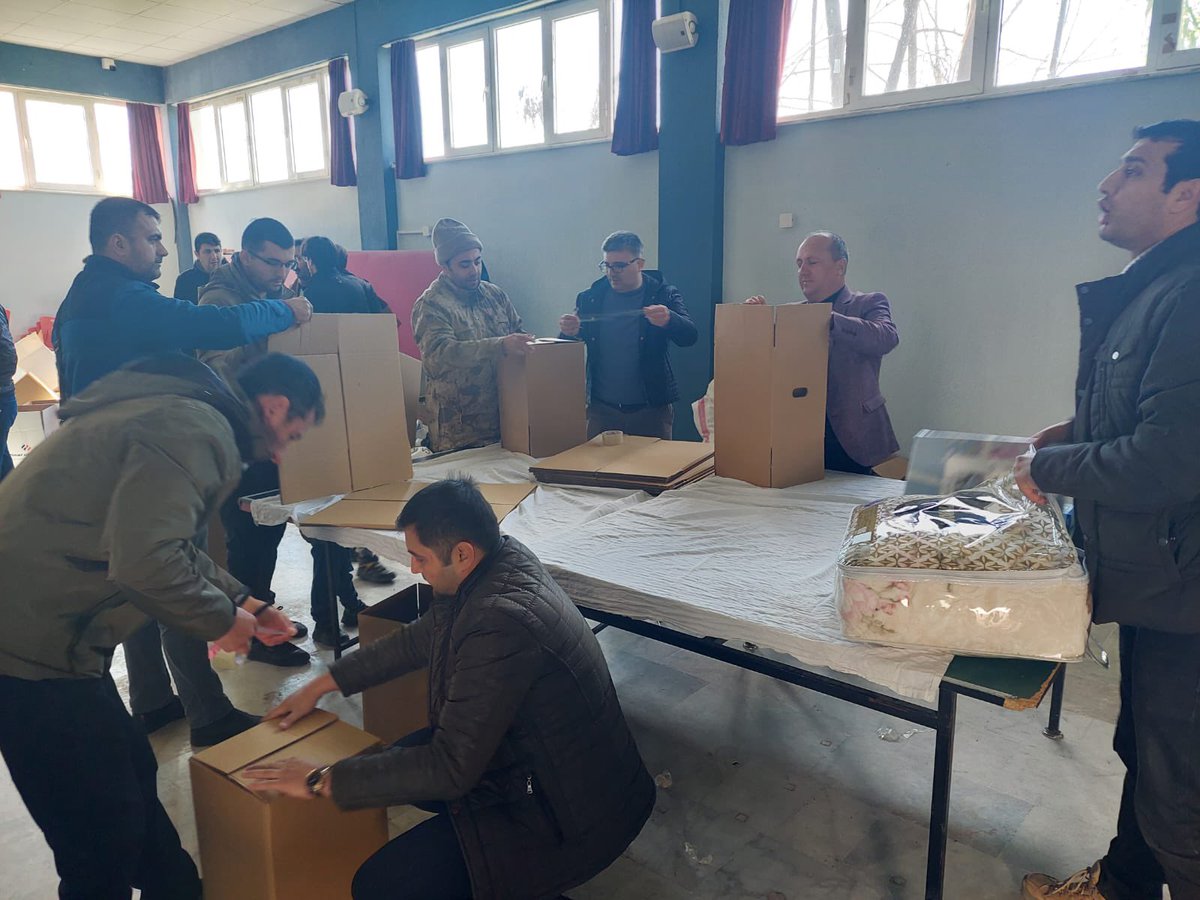 mugla_mem's tweet photo. YARALARIMIZI BİRLİKTE
SARIYORUZ✔️

Depremden etkilenen afetzedelerimizin acil ihtiyaçlarının giderilmesi için @tcmuglavaliligi himayelerinde kurumlarımız iş birliğinde yürütülen yardım kampanyasına tüm ilçelerimizde vatandaşlarımız büyük destek veriyor.
@tcmeb @emrecay55 https://t.co/kvCoNwlb6V