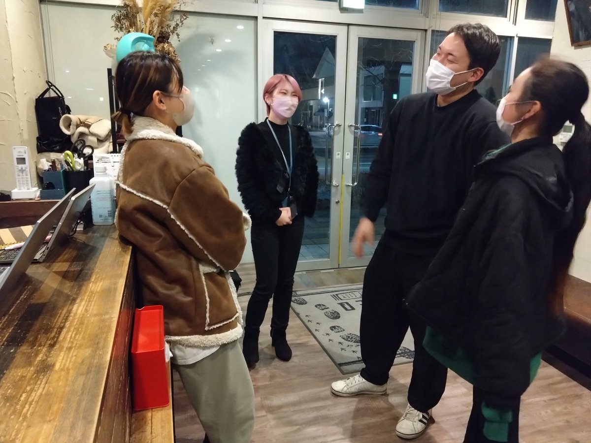 dancespaceq's tweet photo. こんばんは！スタッフの美咲です😌

レッスンが終わった後、イントラのCHISATOさんはスタッフや会員さんと楽しくお話をしてくれます！

今日はお洋服の事で盛り上がっているみたいですよ…🤭

美咲🌈 https://t.co/9UsAEF1yen