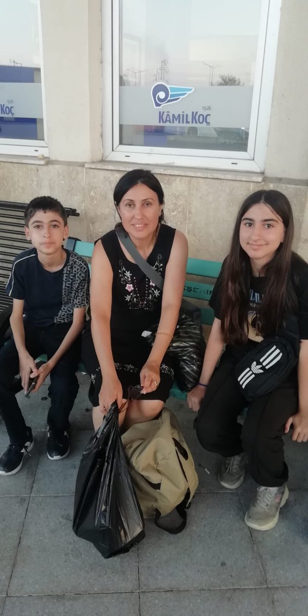 ‼️ Teyzem ve kuzenlerim ‼️ 
Belgin Oral (teyzem, 48)
Ege-Ezgi Oral ( ikiz kuzenlerim ,14) 
Mehmet Oral (eşi, 51)

GÖREN DUYAN VAR MI

Hastanedeler mi göçük altındalar mı bilmiyoruz.