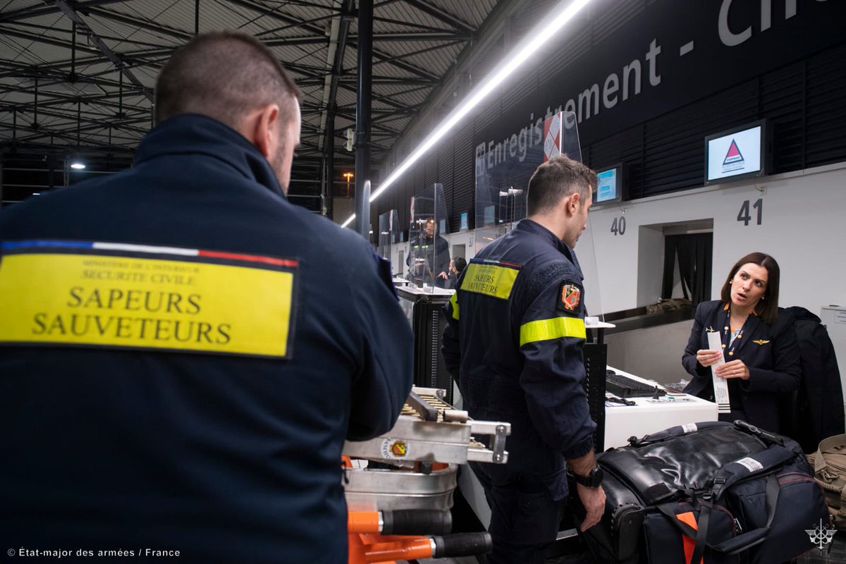 EtatMajorFR's tweet photo. Cette nuit, concours des armées au soutien international pour la #Turquie frappée par le séisme. En appui de @SecCivileFrance, militaires des Unités d’instruction et d’intervention de la sécurité civile et @PompiersParis ont été déployés par des aéronefs de @Armee_de_lair. https://t.co/UBTrYDrsrt