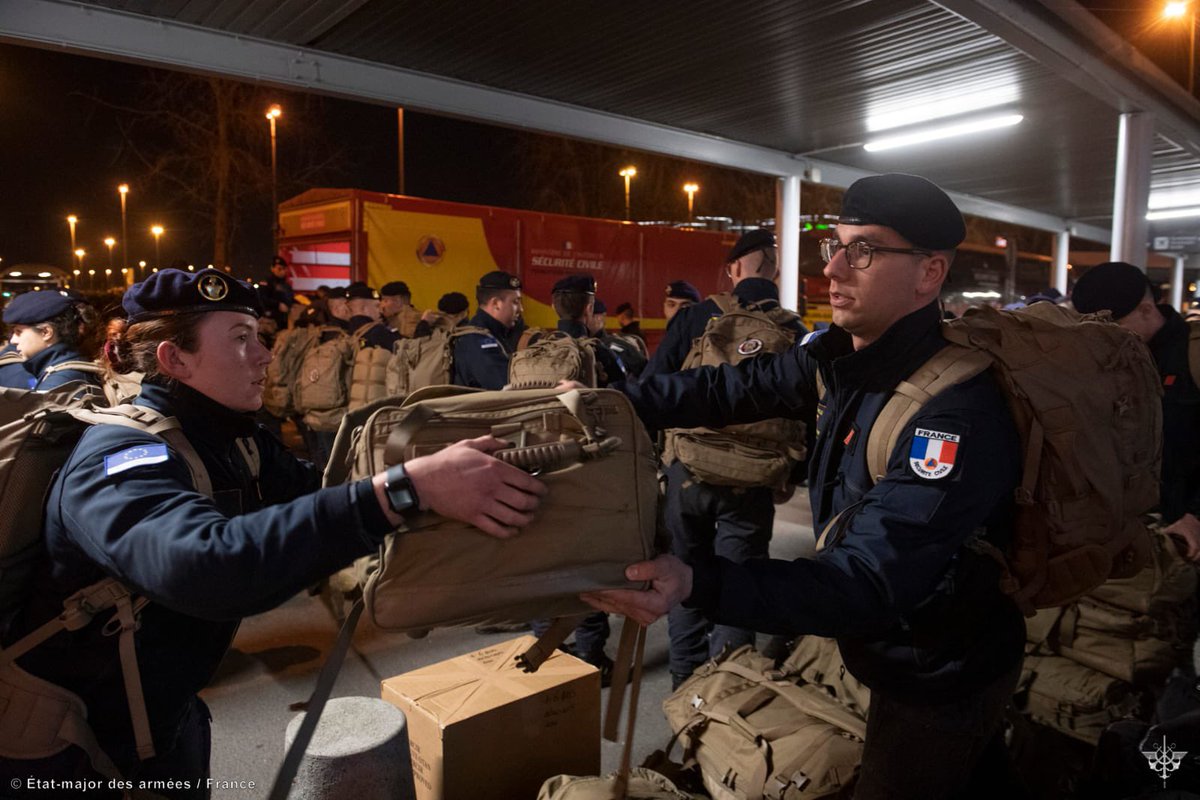 EtatMajorFR's tweet photo. Cette nuit, concours des armées au soutien international pour la #Turquie frappée par le séisme. En appui de @SecCivileFrance, militaires des Unités d’instruction et d’intervention de la sécurité civile et @PompiersParis ont été déployés par des aéronefs de @Armee_de_lair. https://t.co/UBTrYDrsrt