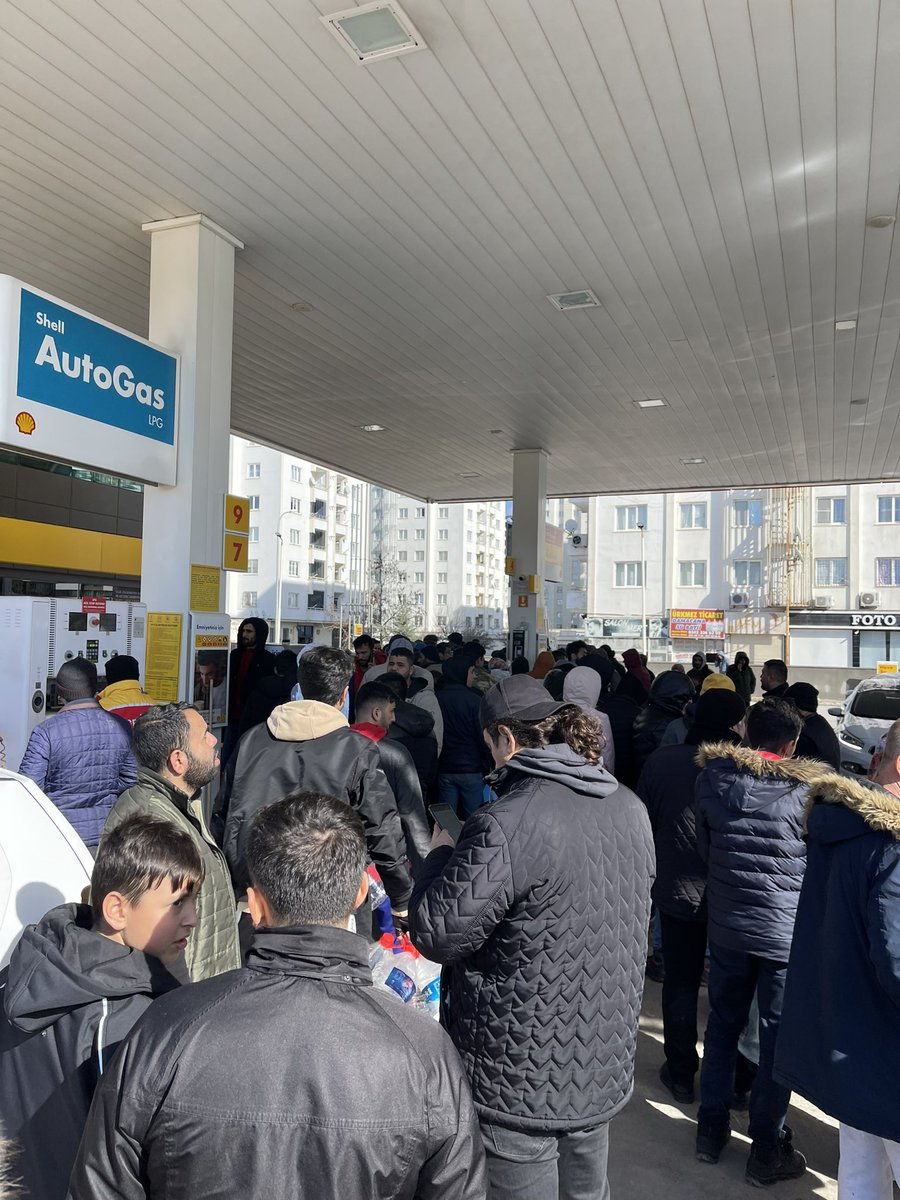 İnsanlar istasyonlarda ellerinde şişelerle yakıt kuyruğu bekliyor çoğu petrolde yakıt bitmiş durumda