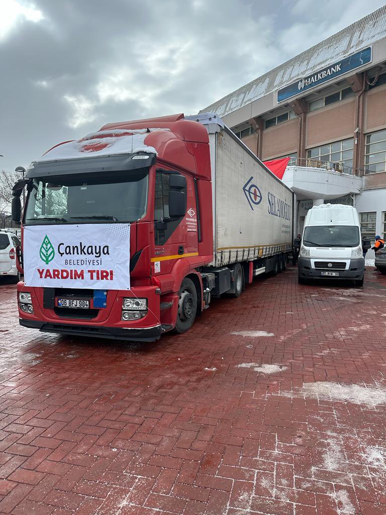 AlperTasdelen06's tweet photo. Lojistik merkezimizden deprem bölgelerine yardım tırlarımızı çıkarmaya devam ediyoruz.

Dün yola çıkan yardım tırlarımız bölgelerine ulaştılar ve malzemeleri teslim ettiler.
#DayanışmaZamanı https://t.co/wSH5Pm3Thr