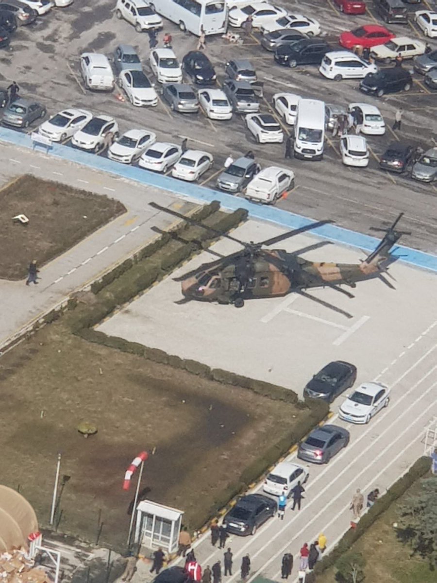 tcsavunma's tweet photo. Kara Kuvvetlerimize ait helikopterler deprem bölgesine arama-kurtarma ekiplerinin intikalini gerçekleştiriyor.
#MSB #Deprem https://t.co/AkvE1aO6Px