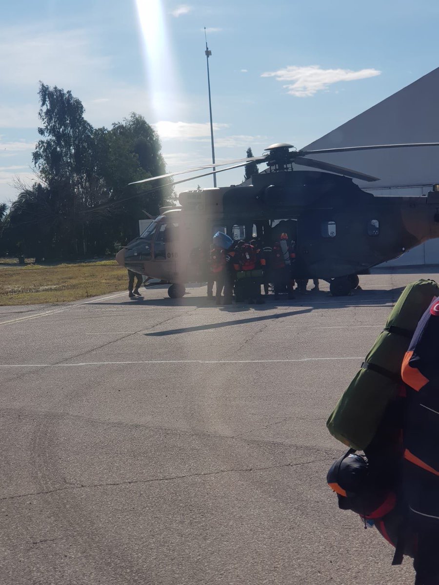 tcsavunma's tweet photo. Kara Kuvvetlerimize ait helikopterler deprem bölgesine arama-kurtarma ekiplerinin intikalini gerçekleştiriyor.
#MSB #Deprem https://t.co/AkvE1aO6Px