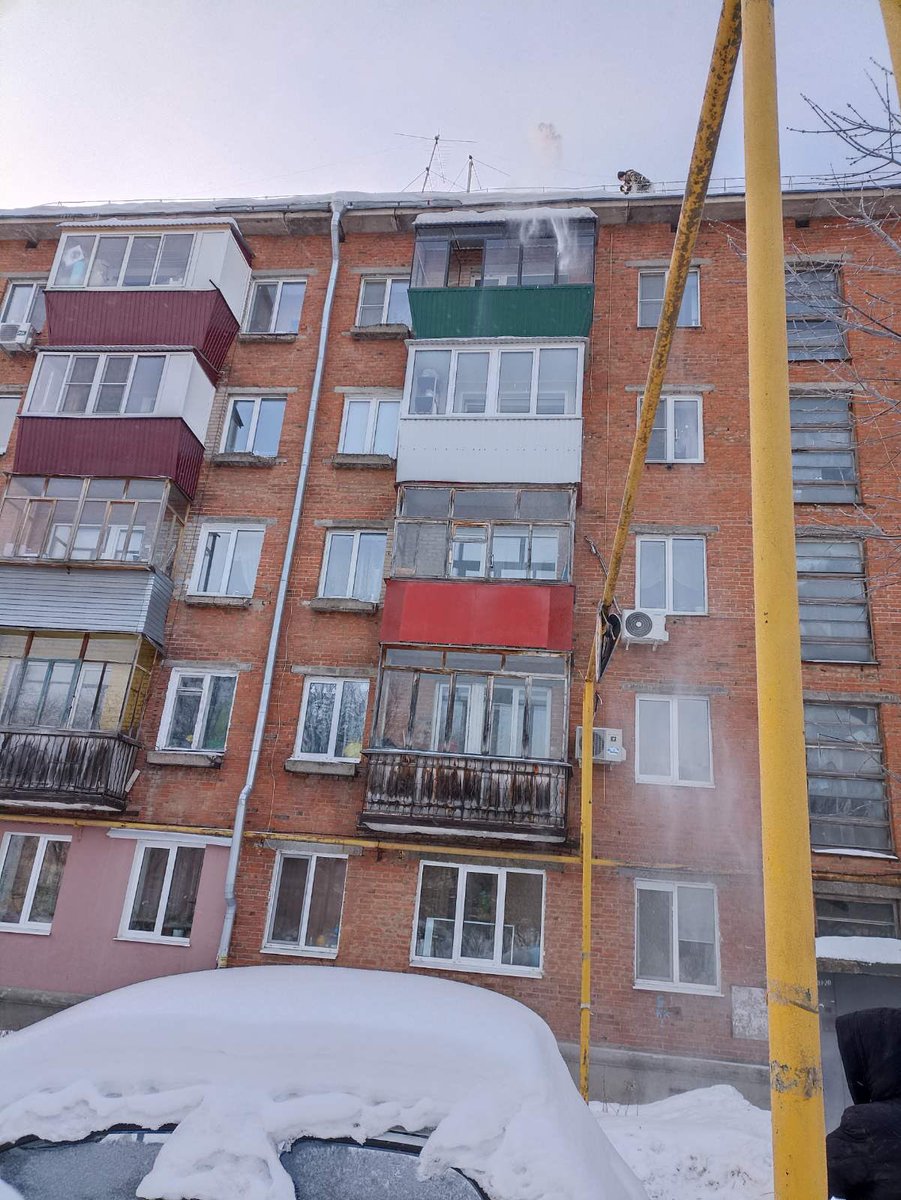 lukmkd63's tweet photo. Сергея Лазо 2,15. Очистка крыши от снега и наледи.
#УК_ЛИАС https://t.co/G0BHM0vGqN
