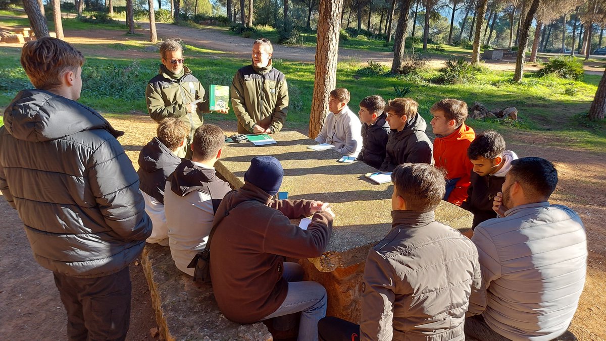 IESAljanadic's tweet photo. Esta mañana, el alumnado de 2º del CFGM Aprovechamiento y Conservación del Medio Natural ha realizado una actividad complementaria en el Parque Periurbano de La Sierrezuela en la que hemos contado con la visita de dos agentes de medio ambiente de la Junta de Andalucía. https://t.co/N6hTt182Sa