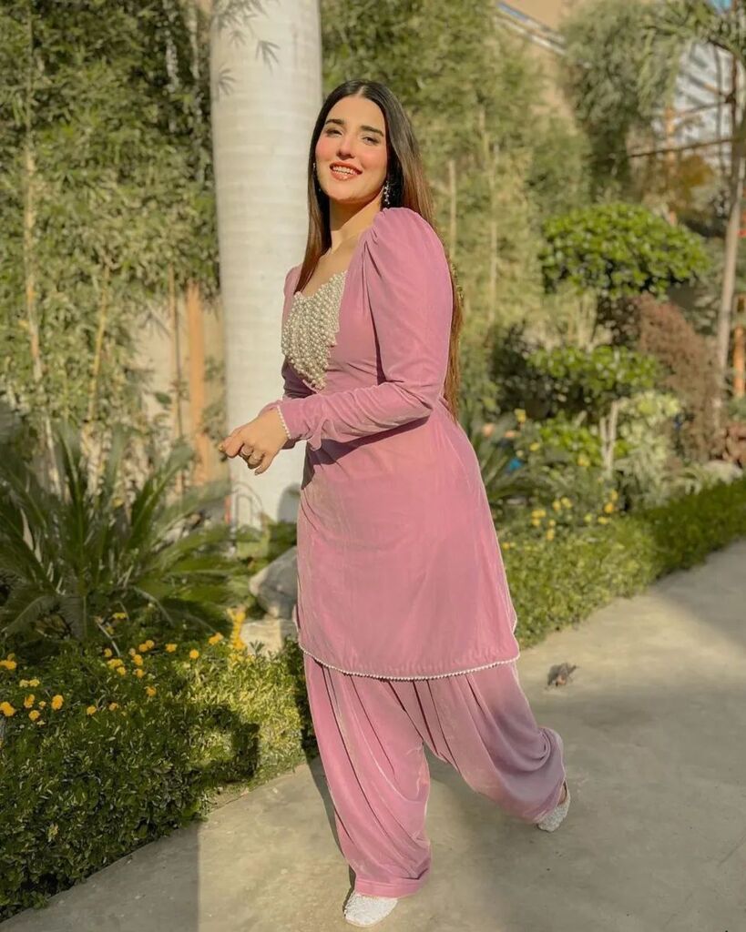 Stunning doesn't even begin to describe Hareem Farooq in this traditional look! Her natural beauty and shining smile are truly captivating. 🔥😍 

#HareemFarooq #BeautyPersonified #TraditionalCharm #SmileSoBright #ShineOn #Lollywood #lollywooduncensored