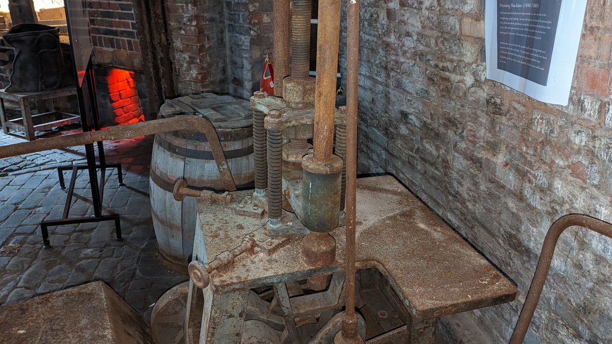 RoundKate's tweet photo. Can you help with info on a piece of industrial equipment for pressing glass. 1m W x 1m L x 2.1m H (not counting the lever) Do you know anyone who operated such a machine @RedhouseCone @DiscoverDudley @Glass_museum #glass #glassmaking #StuartCrystal #industry #Blackcountry #Glass https://t.co/Cg6dDzDGtP