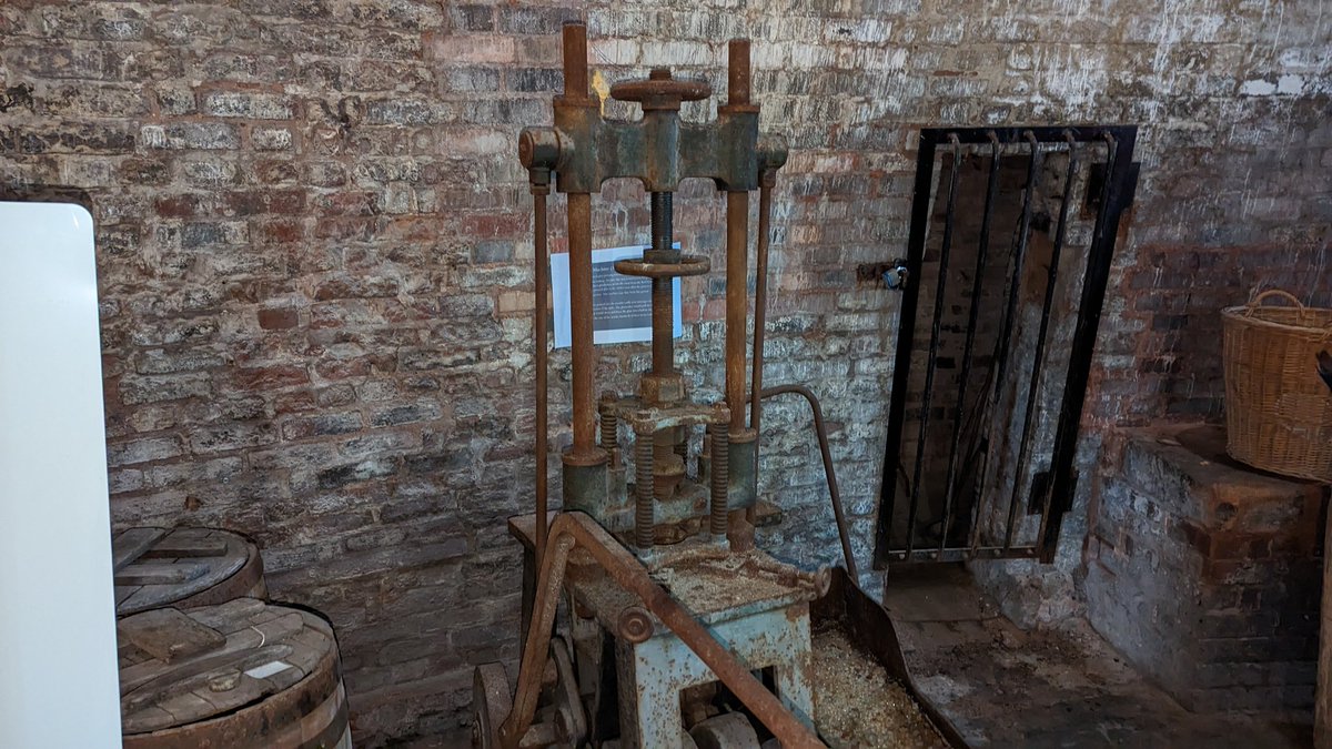 RoundKate's tweet photo. Can you help with info on a piece of industrial equipment for pressing glass. 1m W x 1m L x 2.1m H (not counting the lever) Do you know anyone who operated such a machine @RedhouseCone @DiscoverDudley @Glass_museum #glass #glassmaking #StuartCrystal #industry #Blackcountry #Glass https://t.co/Cg6dDzDGtP